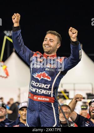 Indianapolis, Indiana, États-Unis. 19 juillet 2024. TY MAJESKI #98 gestes aux fans après la course gagnante NASCAR Craftsman Truck Series au Lucas Oil Indianapolis Raceway Park. (Crédit image : © Scott Hasse/ZUMA Press Wire) USAGE ÉDITORIAL SEULEMENT! Non destiné à UN USAGE commercial ! Banque D'Images