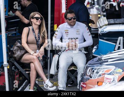 19 juillet 2024, Indianapolis, Indiana, U. S : MARCO ANDRETTI #04 et BILLI POWERS se détendent dans les stands avant la course de LA SÉRIE DE CAMIONS ARTISANAUX NASCAR au Lucas Oil Indianapolis Raceway Park.. .. TY MAJESKI #98 a remporté la course. (Crédit image : © Scott Hasse/ZUMA Press Wire) USAGE ÉDITORIAL SEULEMENT! Non destiné à UN USAGE commercial ! Banque D'Images