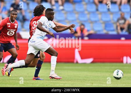 Genk, Belgique. 20 juillet 2024. Ayyoub Bouaddi de Lille et Yira Sor de Genk se battent pour le ballon lors d'un match amical de football entre le belge KRC Genk et le français LOSC Lille samedi 20 juillet 2024 à Genk, pour préparer la saison 2024-2025 à venir. BELGA PHOTO JOHAN Eyckens crédit : Belga News Agency/Alamy Live News Banque D'Images