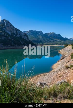 Un petit lac, Torrent de Gorg Blau, situé parmi les rochers de Majorque, Espagne. Banque D'Images