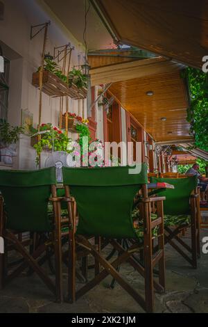 Cette image représente un charmant patio de café avec une atmosphère confortable et accueillante Banque D'Images