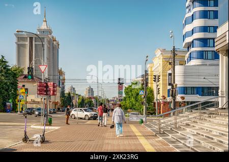 Saransk, Mordovie, Russie 4 juin 2023 Saransk, intersection des rues Kommunisticheskaya et Proletarskaya. Rues centrales de Saransk. Vue sur la ville. Banque D'Images