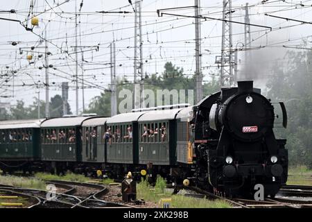 Hradec Kralove, République tchèque. 20 juillet 2024. Un train à vapeur 'Nemka' 555,0153 traverse la ville de Hradec Kralove en République tchèque, le 20 juillet 2024. La locomotive « Nemka » a été fabriquée en 1944 à Floridsdorf, en Autriche (qui faisait alors partie de l'Allemagne nazie). La locomotive est très recherchée par les cinéastes en République tchèque, en particulier pour le tournage de films se déroulant pendant la seconde Guerre mondiale. (Crédit image : © Slavek Ruta/ZUMA Press Wire) USAGE ÉDITORIAL SEULEMENT! Non destiné à UN USAGE commercial ! Banque D'Images