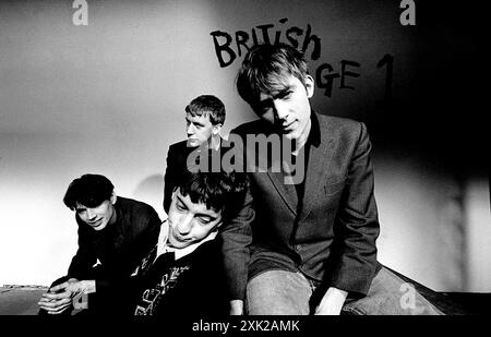 Blur Britpop band avec Damon Albarn, Alex James, Dave Rowntree & Graham Coxon et un grand chien danois. Images de presse et marketing, y compris les images britanniques n° 1 et n° 2. 1993 Banque D'Images