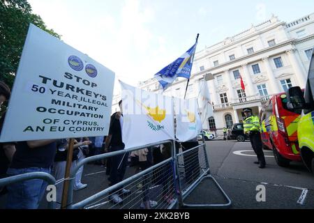 Des membres de la Fédération nationale des Chypriotes du Royaume-Uni protestent pour une «Chypre libre et unie» devant l'ambassade de Turquie dans le centre de Londres, pour marquer le 50e anniversaire de l'invasion turque de Chypre. Date de la photo : samedi 20 juillet 2024. Banque D'Images