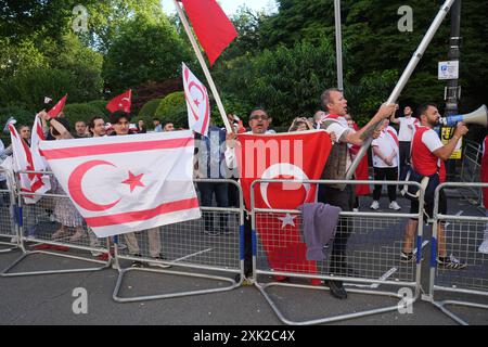 Manifestants pro-Turquie devant l'ambassade turque dans le centre de Londres, pour marquer le 50e anniversaire de l'invasion turque de Chypre. Date de la photo : samedi 20 juillet 2024. Banque D'Images