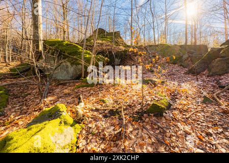 Peu de formations rocheuses petites et géantes à côté du sentier de montagne à la journée ensoleillée en hiver Banque D'Images