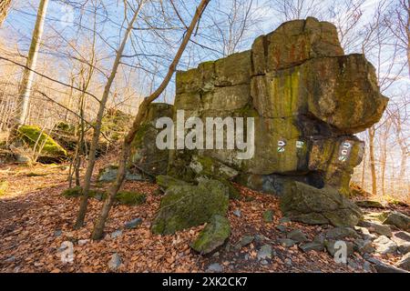 Peu de formations rocheuses petites et géantes à côté du sentier de montagne à la journée ensoleillée en hiver Banque D'Images