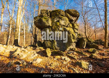 Peu de formations rocheuses petites et géantes à côté du sentier de montagne à la journée ensoleillée en hiver Banque D'Images