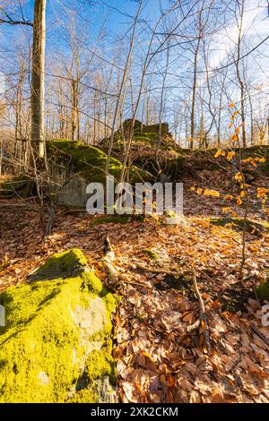 Peu de formations rocheuses petites et géantes à côté du sentier de montagne à la journée ensoleillée en hiver Banque D'Images