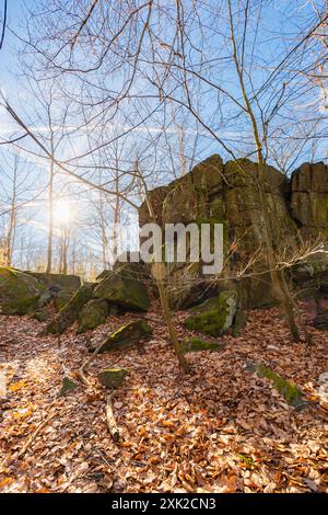 Peu de formations rocheuses petites et géantes à côté du sentier de montagne à la journée ensoleillée en hiver Banque D'Images