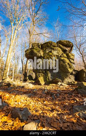 Peu de formations rocheuses petites et géantes à côté du sentier de montagne à la journée ensoleillée en hiver Banque D'Images