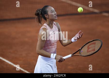 Zheng Qinwen en action lors du Palermo Open Ladies WTA 250, match international de tennis à Palerme, Italie, le 20 juillet 2024 Banque D'Images