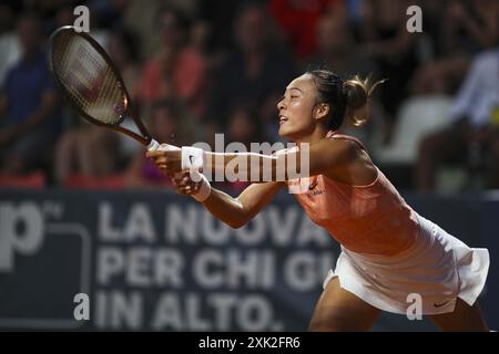 Zheng Qinwen en action lors du Palermo Open Ladies WTA 250, match international de tennis à Palerme, Italie, le 20 juillet 2024 Banque D'Images