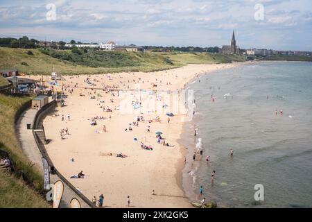 Météo britannique 19 juillet 2024 les personnes profitant du soleil d'été, plage de Tynemouth Longsands, Angleterre, Royaume-Uni Banque D'Images