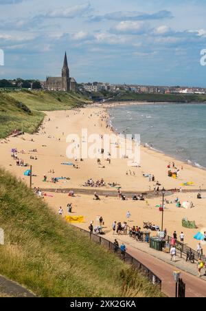 Météo britannique 19 juillet 2024 les personnes profitant du soleil d'été, plage de Tynemouth Longsands, Angleterre, Royaume-Uni Banque D'Images