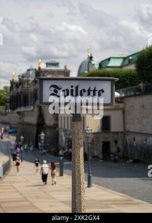 Ville touristique de Dresde, Allemagne. Centre-ville, panneau dans les vieilles toilettes allemandes se concentrer sur le panneau, arrière-plan hors foyer Banque D'Images