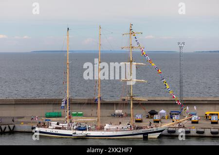 Un voilier accosté dans le port de Tallinn entre les jambes de la course des grands voiliers Banque D'Images