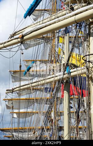 Vue rapprochée détaillée du gréement complexe, des mâts et des voiles d'un grand voilier. L'image capture une toile complexe de cordes, poulies et lignes agai Banque D'Images