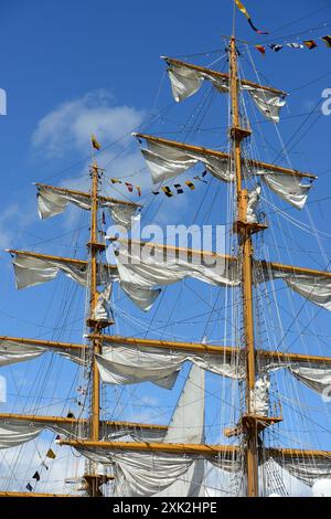 Vue rapprochée détaillée du gréement complexe, des mâts et des voiles d'un grand voilier. L'image capture une toile complexe de cordes, poulies et lignes agai Banque D'Images