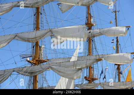 Vue rapprochée détaillée du gréement complexe, des mâts et des voiles d'un grand voilier. L'image capture une toile complexe de cordes, poulies et lignes agai Banque D'Images