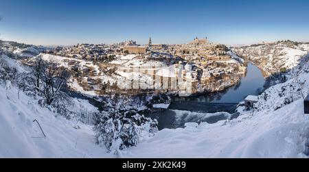 Cette superbe image panoramique capture la ville historique de Tolède, en Espagne, couverte de neige la vue montre la célèbre architecture médiévale, y compris moi Banque D'Images