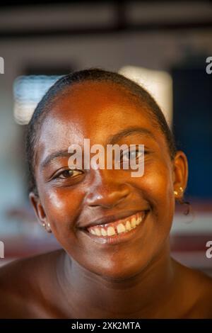 Portrai d'une jeune fille noire de 15 ans à Quilombo Agrovila Maruda, Alcantara, État de Maranhao, Brésil.. Un quilombo est une colonie de l'arrière-pays brésilien fondée par des personnes d'origine africaine. La plupart des habitants des quilombos ont fui d'anciens esclaves et, dans certains cas, une minorité de Brésiliens non esclaves marginalisés qui ont été confrontés à l'oppression pendant la colonisation. Banque D'Images