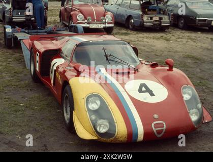 Voiture de course dans les puits vintage Alfa Romeo Daytona Tipo 33/2, Allemagne 1968 Banque D'Images