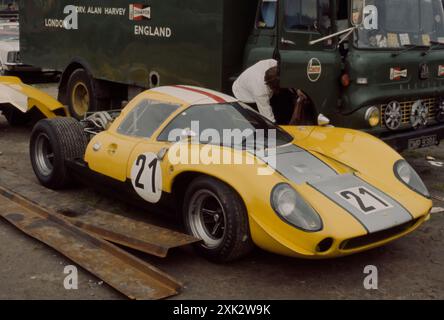 1968 Vintage Lola T70 voiture de course dans les puits Banque D'Images