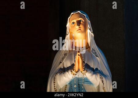 La Vierge Marie – notre-Dame de Lourdes – une statue dans l’église Santa Maria di Caravaggio de Pavie, Italie. Banque D'Images