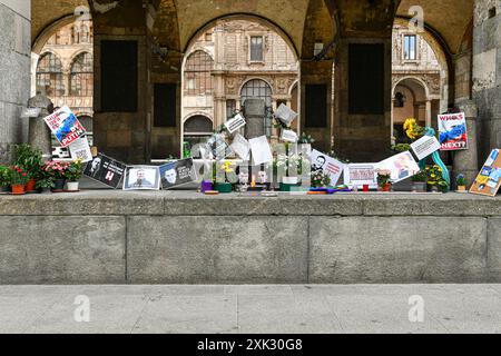 Mémorial spontané du dissident politique russe Alexei Navalny (1976-2024) dans la Piazza dei Mercanti centrale, Milan, Lombardie, Italie Banque D'Images