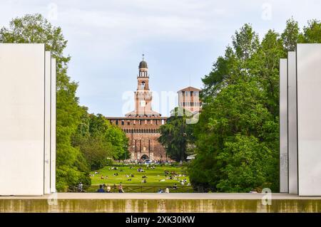 Le Teatro Continuo d'Alberto Burri dans le parc Sempione avec le Castello Sforzesco au printemps, Milan, Lombardie, Italie Banque D'Images