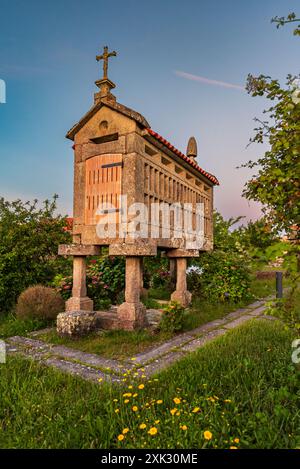 Horreo situé dans Medal ou Insuiña île, l'une des attractions touristiques de la petite île d'A Rabaleira, Pontevedra, Galice. Banque D'Images