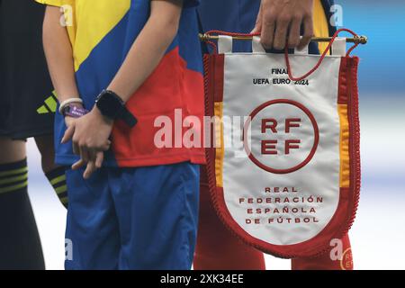 Berlin, Allemagne, 14 juillet 2024. Rodri, capitaine d'Espagne, tient un fanion à échanger avec Harry Kane, capitaine d'Angleterre avant de débuter le match final des Championnats d'Europe de l'UEFA à l'Olympiastadion de Berlin. Photo : Jonathan Moscrop / Sportimage Banque D'Images