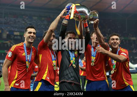 Berlin, Allemagne. 14 juillet 2024. Mikel Merino, Mikel Oyarzabal, Alejandro Remiro, Robin le Normand et Martin Zubimendi, d’Espagne, célèbrent avec la Coupe Henri Delaunay la victoire de 2-1 dans la finale des Championnats d’Europe de l’UEFA à l’Olympiastadion de Berlin. Photo : Jonathan Moscrop/Sportimage crédit : Sportimage Ltd/Alamy Live News Banque D'Images