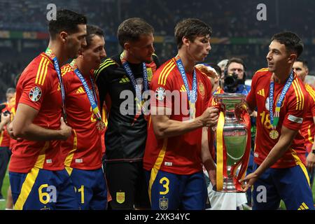 Berlin, Allemagne. 14 juillet 2024. Mikel Merino, Mikel Oyarzabal, Alejandro Remiro, Robin le Normand et Martin Zubimendi, d’Espagne, posent avec la Coupe Henri Delaunay après la victoire de 2-1 dans la finale des Championnats d’Europe de l’UEFA à l’Olympiastadion de Berlin. Photo : Jonathan Moscrop/Sportimage crédit : Sportimage Ltd/Alamy Live News Banque D'Images