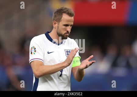 Berlin, Allemagne, 14 juillet 2024. Harry Kane, de l'Angleterre, applaudit lors du match final des Championnats d'Europe de l'UEFA à l'Olympiastadion de Berlin. Photo : Jonathan Moscrop / Sportimage Banque D'Images