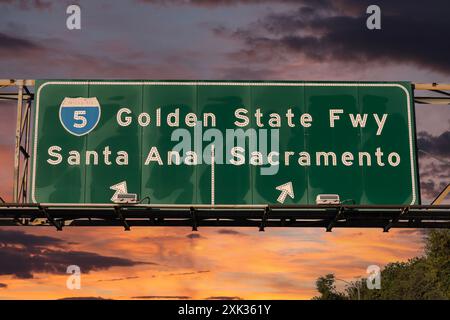 Vue de l'Interstate 5 Golden State Freeway panneau vers Santa Ana ou Sacramento à Los Angeles avec le ciel du coucher du soleil. Banque D'Images