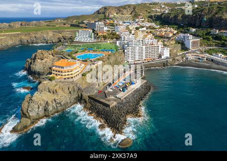 Vue aérienne de la plage Playa de San Marcos à Tenerife, Espagne. Banque D'Images