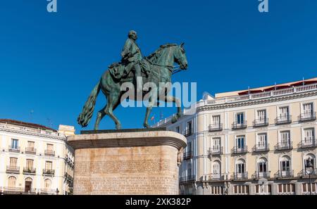 Madrid, Espagne - 07 06 2024 : statue de Carlos III sur la Puerta del sol Banque D'Images