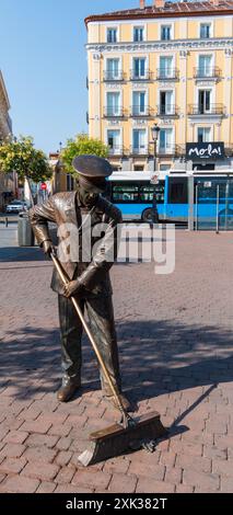 Madrid, Espagne - 07 06 2024 : sculpture de Félix Hernando García en hommage aux balayeuses de la ville pour les services rendus Banque D'Images