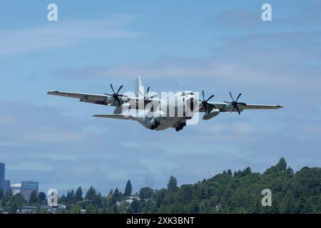 Un avion WC-130 Hercules (65300), piloté par le Commandement de la réserve de la Force aérienne pour des missions de reconnaissance météorologique, décolle à Boeing Field à Seattle. Banque D'Images