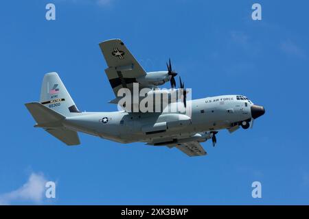 Un avion WC-130 Hercules (65300), piloté par le Commandement de la réserve de la Force aérienne pour des missions de reconnaissance météorologique, décolle à Boeing Field à Seattle. Banque D'Images