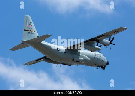 Un avion WC-130 Hercules (65300), piloté par le Commandement de la réserve de la Force aérienne pour des missions de reconnaissance météorologique, décolle à Boeing Field à Seattle. Banque D'Images