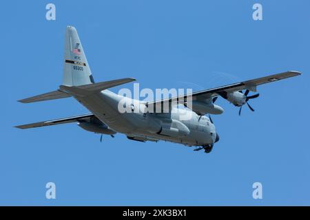 Un avion WC-130 Hercules (65300), piloté par le Commandement de la réserve de la Force aérienne pour des missions de reconnaissance météorologique, décolle à Boeing Field à Seattle. Banque D'Images