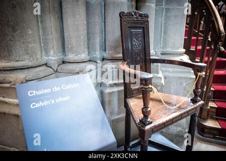 GENÈVE, Suisse — à l'intérieur de l'emblématique cathédrale Saint-Pierre, la chaise de Calvin reste un symbole humble mais profond de l'influence de Jean Calvin sur la réforme et l'histoire religieuse de la ville. Banque D'Images