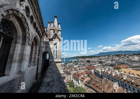 Cathédrale Saint-Pierre Genève Suisse // GENÈVE, Suisse — la cathédrale Saint-Pierre occupe une place importante dans la vieille ville de Genève, offrant une vue panoramique sur la ville et le lac Léman depuis ses tours. Construite entre 1160 et 1252, la cathédrale présente un mélange d'éléments architecturaux romans et gothiques issus de sa période de construction séculaire. La cathédrale a servi de maison à l'église de Jean Calvin pendant la réforme protestante au XVIe siècle, devenant un centre important du protestantisme réformé. Aujourd'hui, la cathédrale reste un important monument religieux et Banque D'Images