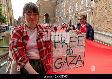 Bristol, Royaume-Uni. 20 juillet 2024. Des centaines de personnes ont transporté un quart de kilomètre de tissu rouge dans les rues du centre de Bristol, pour souligner la guerre contre les habitants de Gaza qui en est maintenant à son neuvième mois. Crédit : Natasha Quarmby/Alamy Live News Banque D'Images