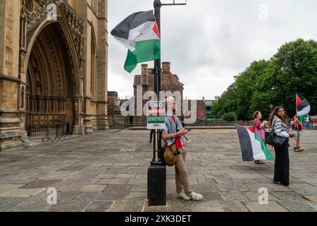 Bristol, Royaume-Uni. 20 juillet 2024. Des centaines de personnes ont transporté un quart de kilomètre de tissu rouge dans les rues du centre de Bristol, pour souligner la guerre contre les habitants de Gaza qui en est maintenant à son neuvième mois. Crédit : Natasha Quarmby/Alamy Live News Banque D'Images