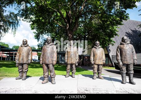 OSLO, Norvège — des statues en bronze d'explorateurs polaires se dressent devant le musée Fram à Oslo. Ces personnages grandeur nature représentent de célèbres aventuriers norvégiens, dont Fridtjof Nansen, Otto Sverdrup et Roald Amundsen. Les sculptures, placées près de l'entrée du musée, commémorent la riche histoire de l'exploration arctique et antarctique de la Norvège. Banque D'Images